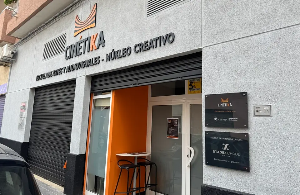 Entrada de la escuela Cinétika Studio en Alicante