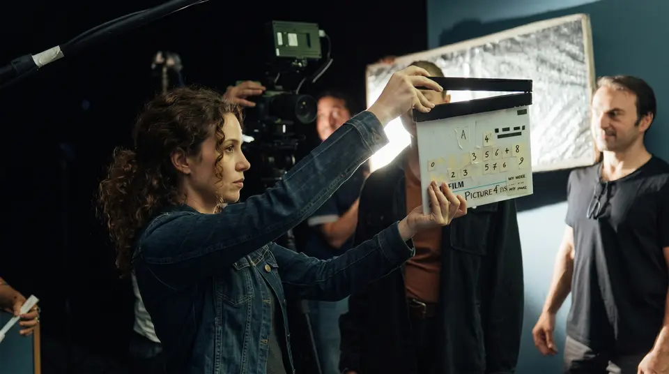 Rodaje en Cinétika Studio: una alumna sostiene la claqueta frente a la cámara